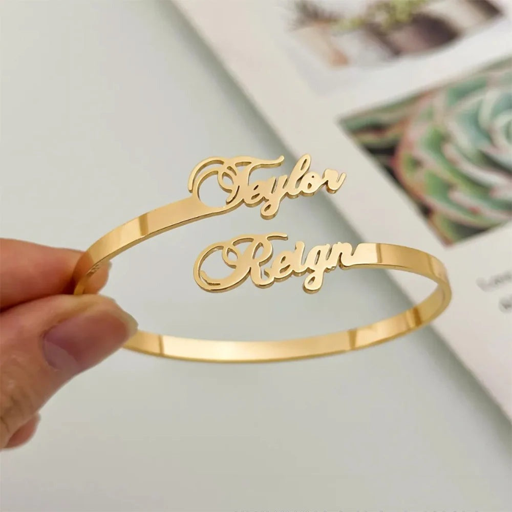 Pulseira Aberta com Nomes de Casal Personalizada | Aço Inoxidável Banhado a Ouro