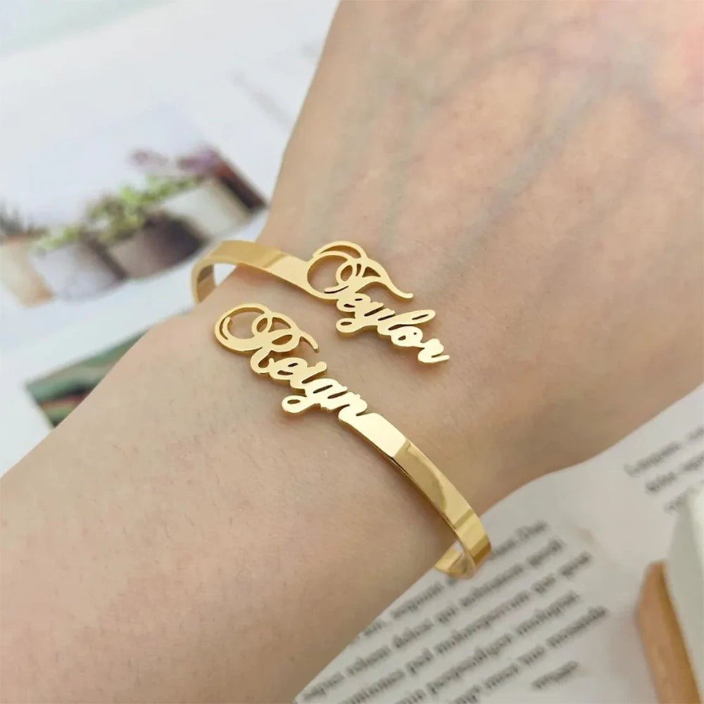 Pulseira Aberta com Nomes de Casal Personalizada | Aço Inoxidável Banhado a Ouro