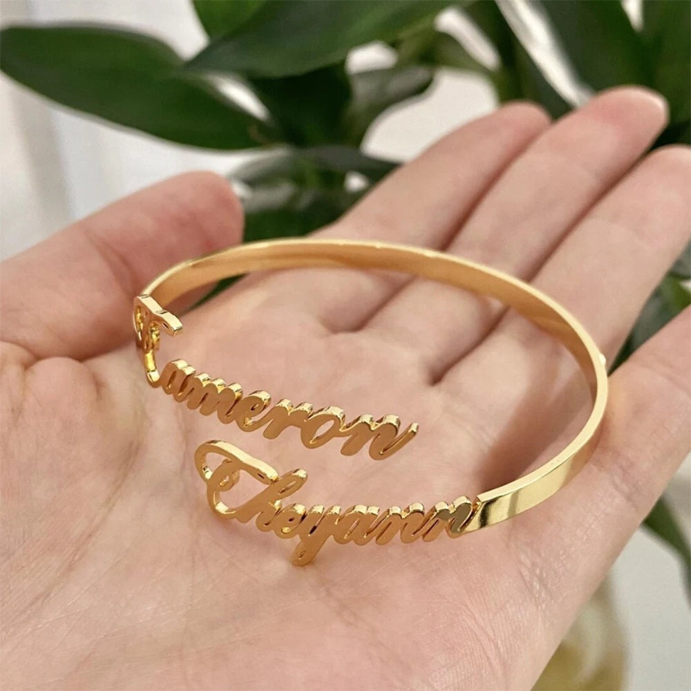 Pulseira Aberta com Nomes de Casal Personalizada | Aço Inoxidável Banhado a Ouro
