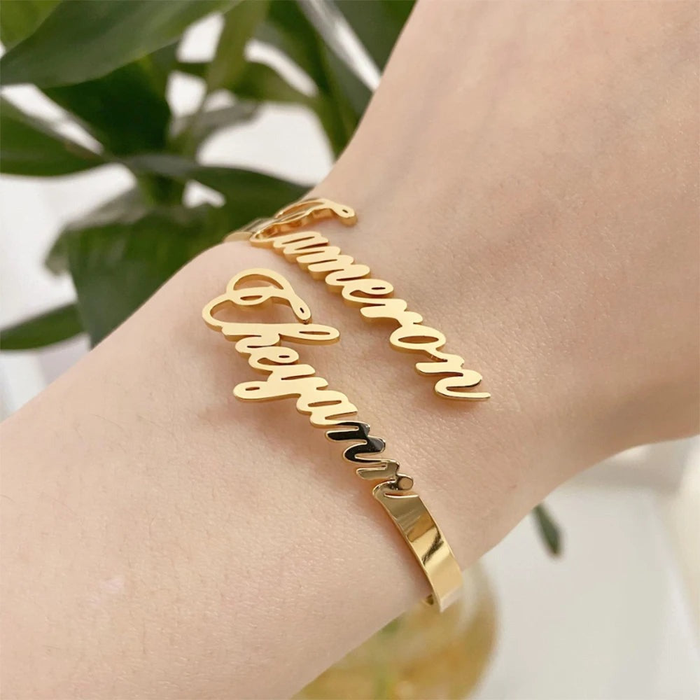 Pulseira Aberta com Nomes de Casal Personalizada | Aço Inoxidável Banhado a Ouro
